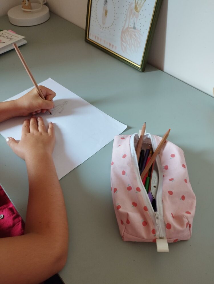 Trousse d’écolier fleurie très colorée – Image 4