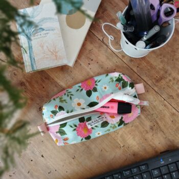 Trousse d’écolier fleurie très colorée