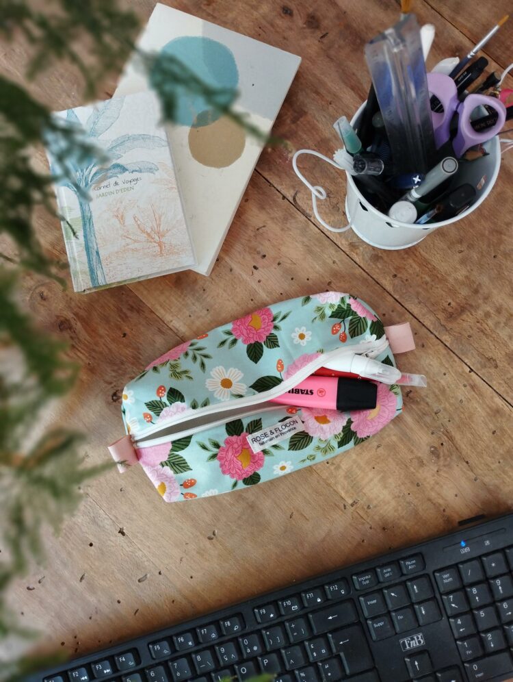 Trousse d’écolier fleurie très colorée