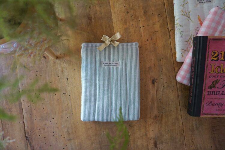 Pochette à livres rayée vert d'eau