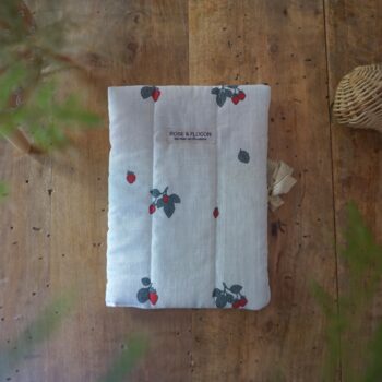 Protège carnet de santé fraises