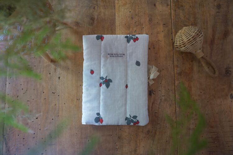 Protège carnet de santé fraises