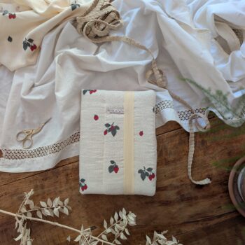 Protège carnet de santé fraise